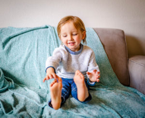 child counting toes